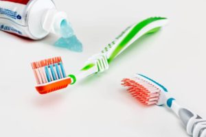 Почему опасно чистить зубы после еды?