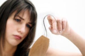 Как предотвратить выпадение волос домашними средствами?