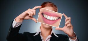 7 причин пожелтения зубов и появления пятен